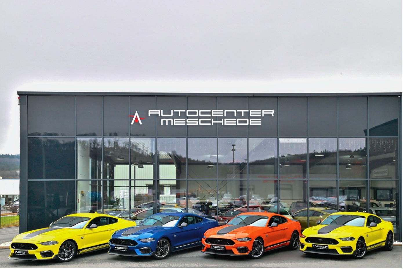 Ford Mustang vor dem AutoCenter Meschede Showroom