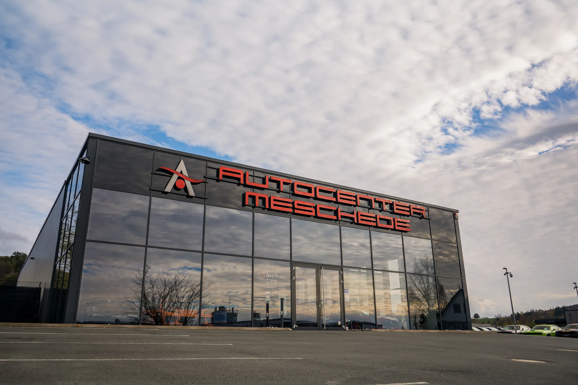 Remplacement professionnel de pare-brise sur une voiture de sport