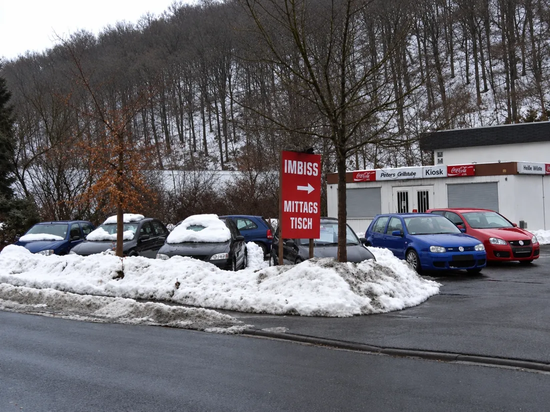 Des véhicules sur le premier terrain de vente en hiver