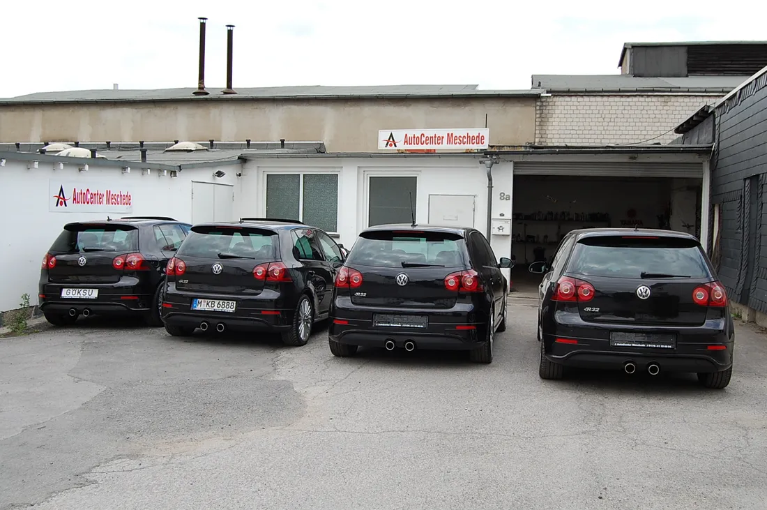 Des véhicules devant le site de Velaystraße